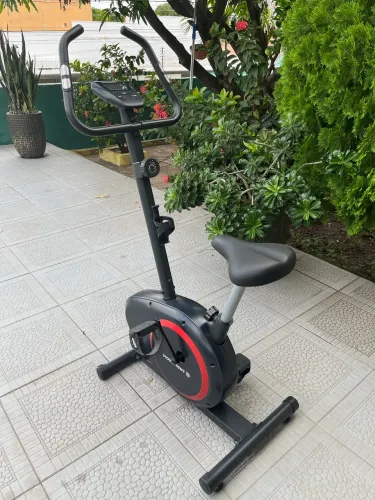 Bicicleta Ergométrica Vertical MOVEMENT. Sem marcas de uso. 8 níveis de carga.