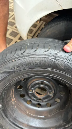Pneu + Roda Aro 13 em ótimo estado - preço imperdível