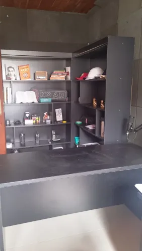 Mesa e estante escritório