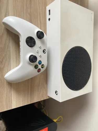 Xbox Series S + 4 pilhas recarregáveis + carregador + Cabos + Caixa