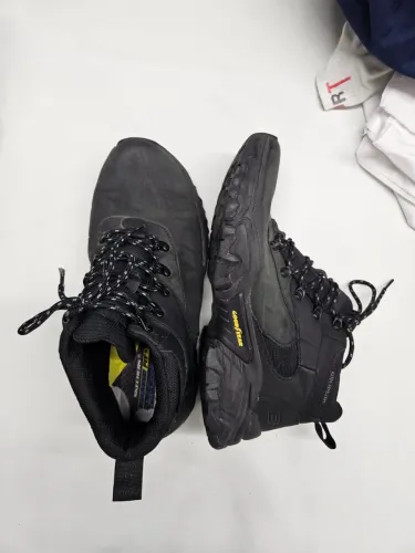 bota de caminhada preta Skechers Terraform - Renfrow com solado Goodyear.