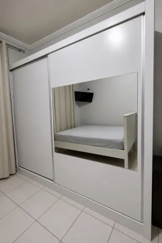 Guarda-roupa de casal com espelho