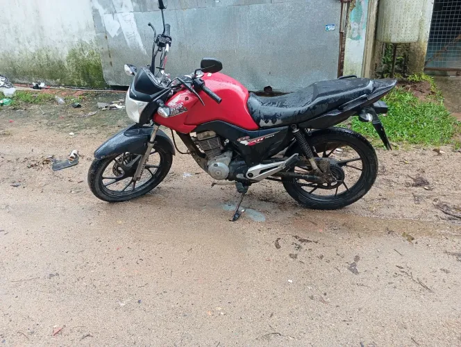 Vendo moto fan 150 2015 com 800 de papel pra deixar em dia 7500 pois tem coisas para fazer