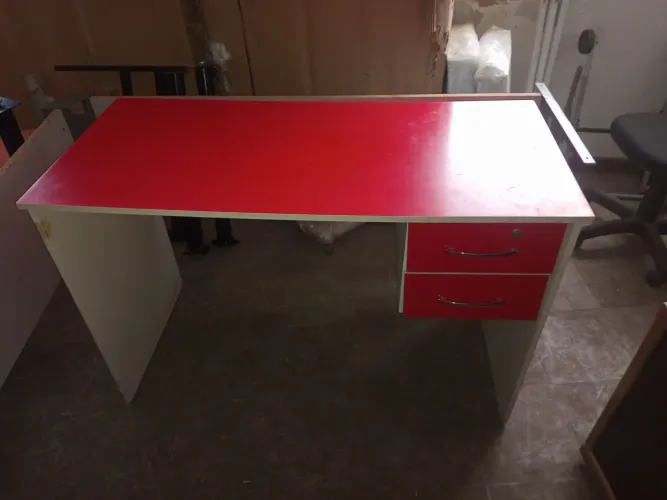 Mesa vermelha com duas gavetas