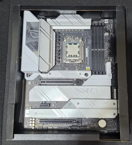 Kit upgrade gamer AMD Ryzen 9 7950X3D + Placa mãe Asus ROG Strix X670E - A Gaming WiFi