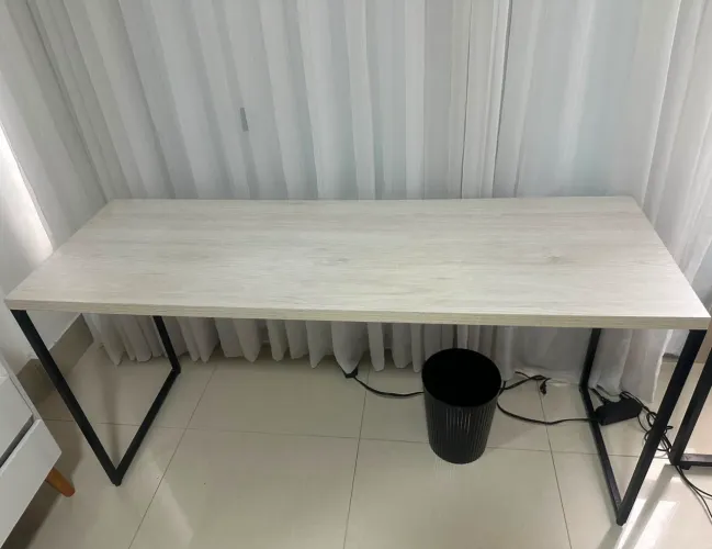 Escrivaninha novíssima bege