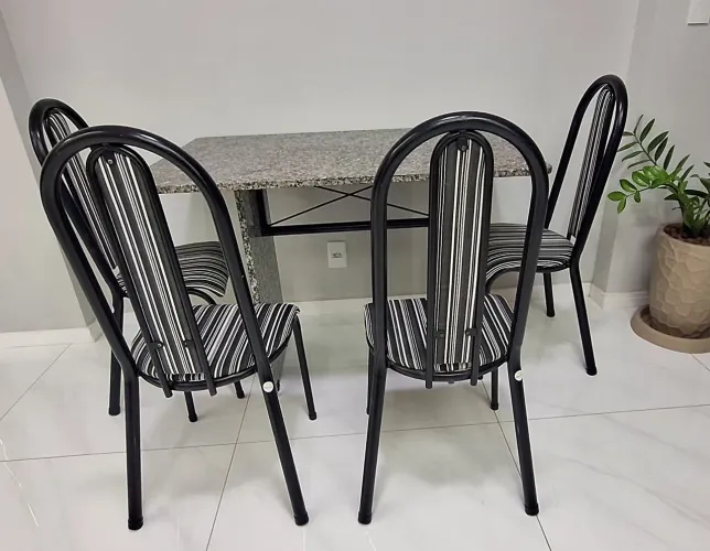 Mesa de Mármore com 04 cadeiras