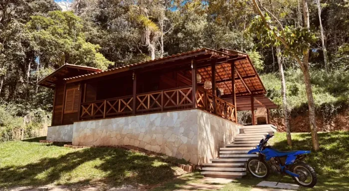 CASA DE MADEIRA À VENDA EM CONDOMINIO EM GUARAMIRANGA! R$ 850MIL