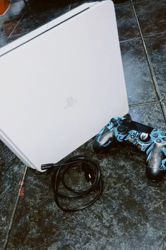 PS4 Slim Branco 500Gb + 1 controle