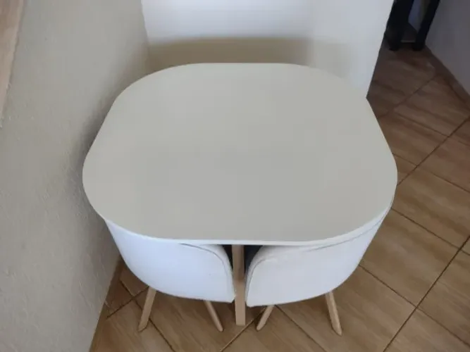 Mesa de jantar com 4 cadeiras almofadadas