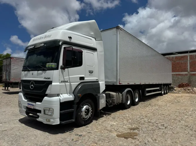 MB AXOR 2544 com baú de 15 metros