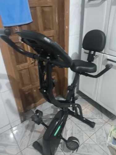 Bicicleta ergométrica em ótimo estado de conservação suporta até 120kg