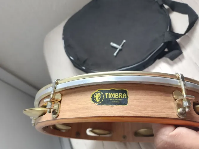 vendo pandeiro da marca timbra, com pratinetes triplas 10" profissional, bem conservado. 