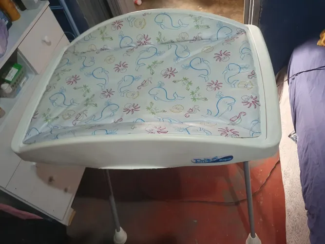 Trocado de fraldas para bebê com suporte