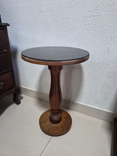 Mesa de apoio gueridon em madeira maciça nobre e tampo de vidro / móvel rústico em madeira