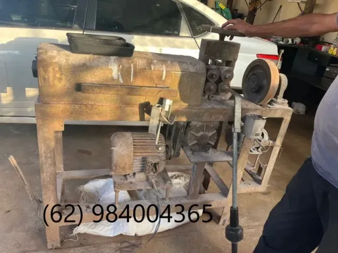 MÁQUINA PARA ENDIREITAR, CORTAR E DESBOBINAR FERRO