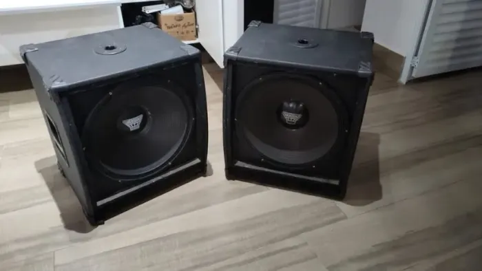 Sub 18? Oversound 600W RMS cada - Ativo + Passivo (Par)