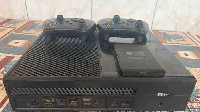 XBOX ONE COM 2 controles + HD externo + kinect novinho