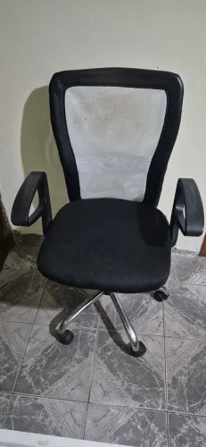 CADEIRA GIRATÓRIA de RODINHAS COM TELA NO ENCOSTO R$80,00 REAIS