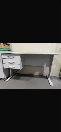 Mesa para escritório com três gavetas 