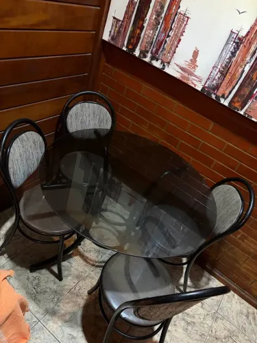 Mesa de ferro com tampo de vidro