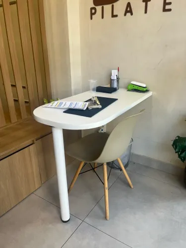 Mesa branca de canto