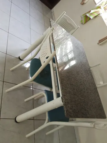 Vendeo mesa de jantar acompanha 4 cadeiras uma está machada 