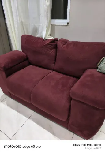 Vende se  sofá 2 e 3 lugares ,pouco tempo de uso ,