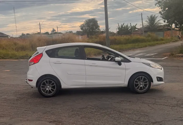 Ford Fiesta 1.5 16V Flex Mec. 5P 2014