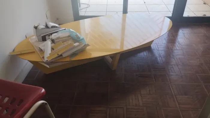 Banquetas altas e mesa de centro