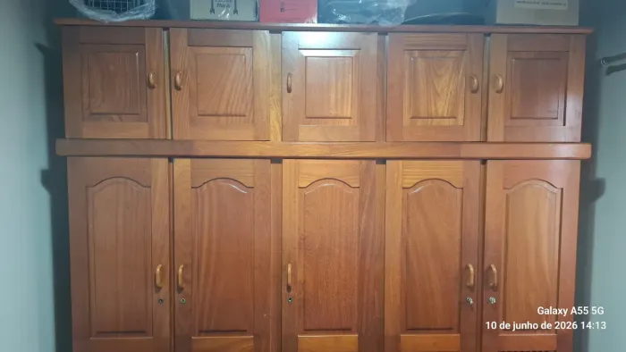 Guarda roupa de madeira