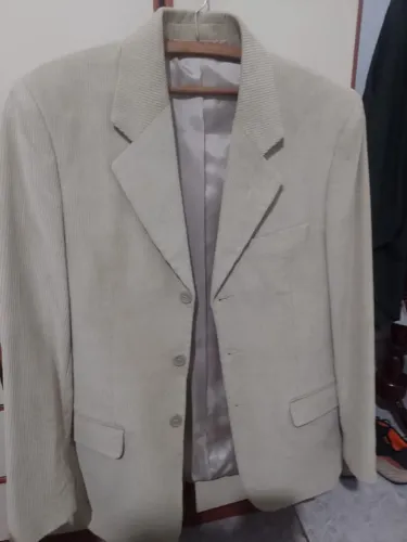 Blazer de veludo semi novo número 46 vendo ou troco por algo do meu interesse.