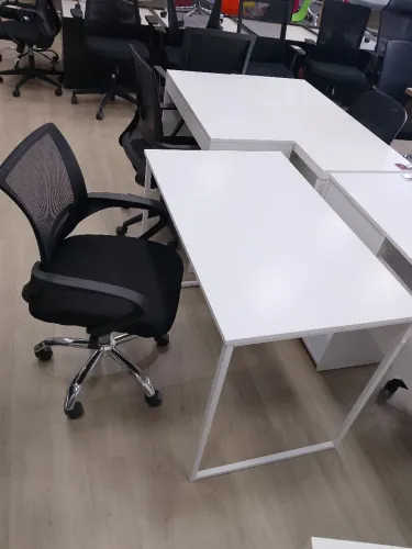 Mesa e cadeira de escritório
