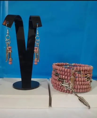 Conjunto Artesanal Exclusivo: Brincos + Pulseira de Miçangas Rosa e Pingente de Pena