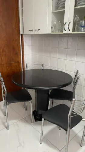Mesa em granito com 4 cadeiras de metal
