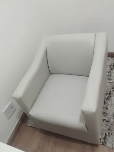 Poltrona em Corino bege - Ótimo Estado R$200,00 CADA
