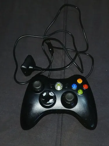 Controle Xbox 360 original funcionando com detalhe