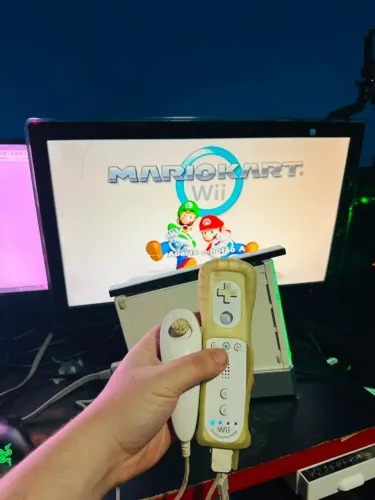 Nintendo Wii Branco 8Gb Destravado + Controles + Jogos Instalados