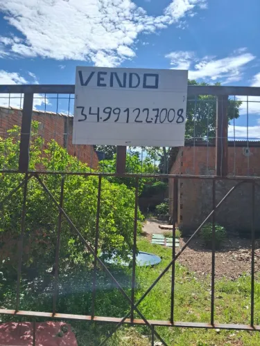 Terreno com uma casa com uma peça e um banheiro