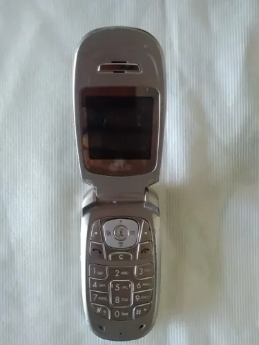 Telemóvel Antigo LG (Flip Phone) - Clássico Retrô / Colecionador