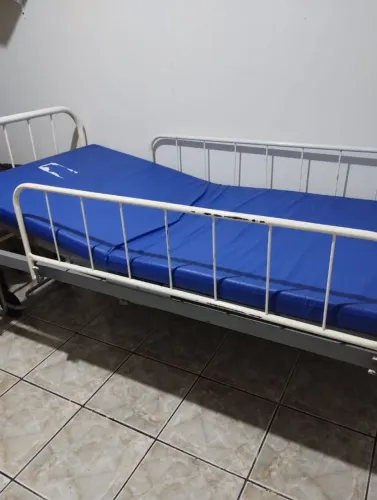 Vendo cadeira de roda e cama hospitalar
