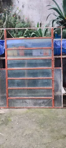 Vendo janela basculante.