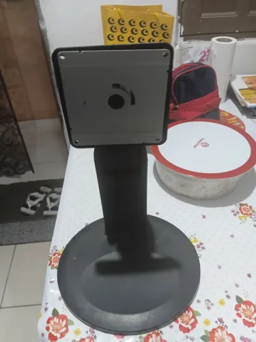 Vende-se esse pe de monitor, pode adpitar em tv