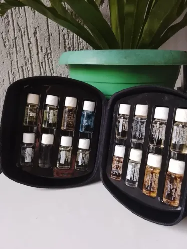 Kit com mini perfumes AVON femininos e masculinos com 16 unidades - descontinuados
