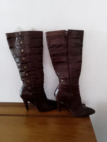 Botas de cano alto em couro marrom. JORGE ALEX , TAMANHO 36. PRATICAMENTE SEM USO 