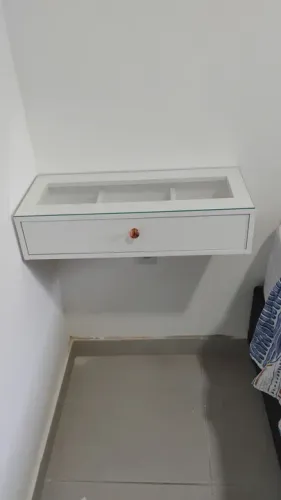 Penteadeira com tampo de vidro 