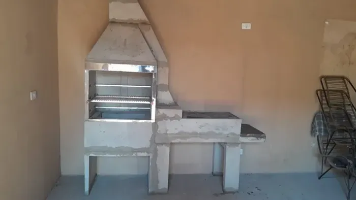 Churrasqueira pré moldada com fogão a lenha