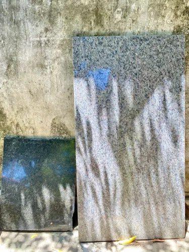 Duas peças de mármore 