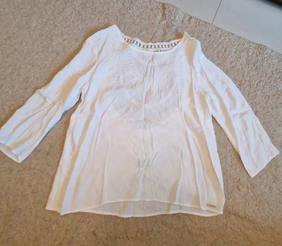 Blusa branca com renda nas costas 