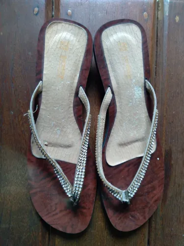 Sandálias Havaianas com Detalhes em Strass